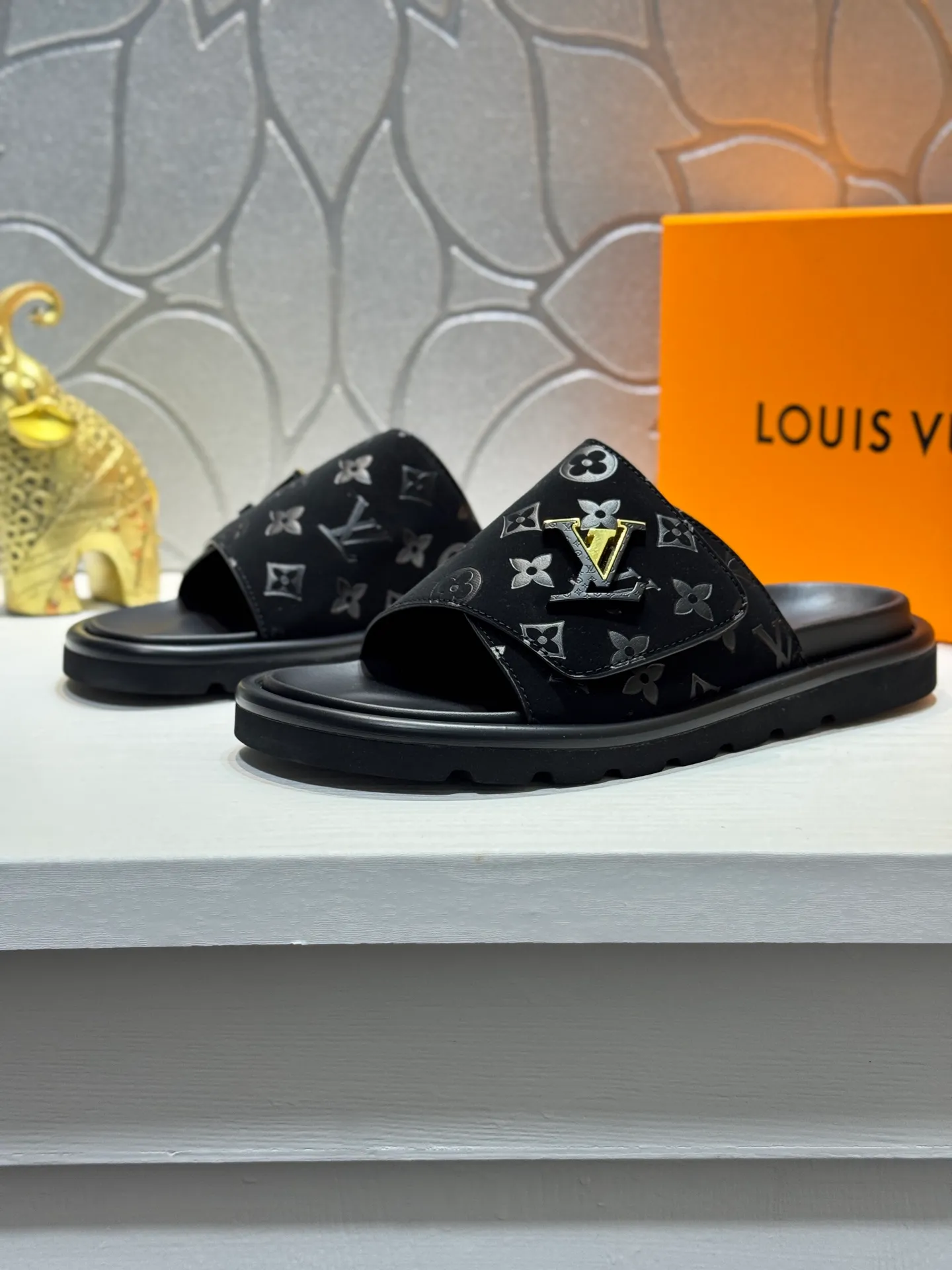 Men's Men's Shoes💰360 [New Style]🦇🦇Top Original [Louis Vuitton] Slippers for Couples👫Spring and Summer Style🎯🎯As an active family in the fashion industry ⭐ Lv takes bold innovation as its true nature ⚡Fabric and floral with hardware🔥Clean and neat ⚡Fashionable and elegant🌹Multiple colors available Size: 36-44 (45. Customized